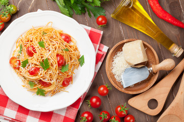 Spaghetti pasta with tomatoes and parsley