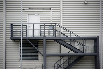 Außentreppe / Eine Außentreppe aus Stahl an einer Blechwand eines Einkaufgebäudes