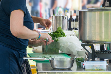 Koken met kruiden op festival
