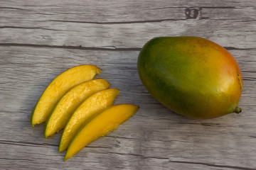 Frische Mango auf Holzuntergrund