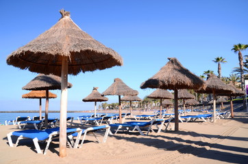 Piękna plaża Playa del Camison w Playa de las Americas na Teneryfie - obrazy, fototapety, plakaty