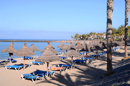 Piękna plaża Playa del Camison w Playa de las Americas na Teneryfie
