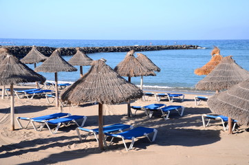 Piękna plaża Playa del Camison w Playa de las Americas na Teneryfie - obrazy, fototapety, plakaty