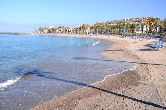 Piękna plaża Playa del Camison w Playa de las Americas na Teneryfie