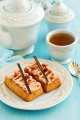 Banana-caramel cupcakes with cream 