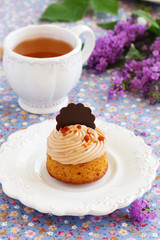 Banana-caramel cupcakes with cream 