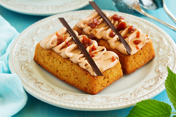 Banana-caramel cupcakes with cream 