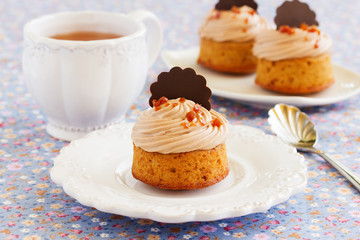 Banana-caramel cupcakes with cream 