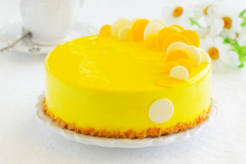 Honey cake mousse with a smooth glaze.