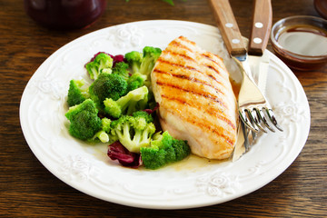 Roast breast grilled with salad with broccoli