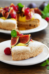 Almond meringue cake with figs and raspberries.