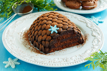 Chocolate fir cone - the idea of ​​a Christmas cake