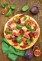 Pizza with figs, prosciutto and mozzarella.