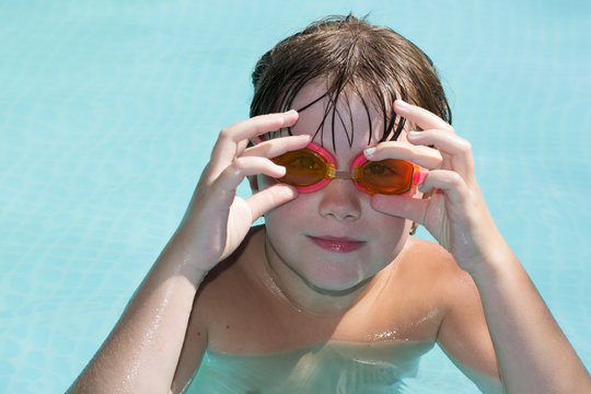 girl with glasses for swimming