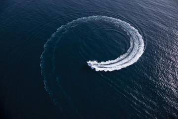 Fototapeta Motor boat making a turn in form of a swirl obraz