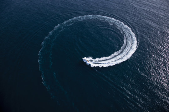 Fototapeta Motor boat making a turn in form of a swirl