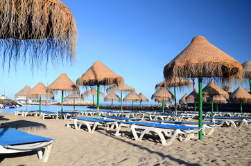 Fototapeta na wymiar Piękna piaszczysta plaża Playa de Puerto Colon w Adeje na Teneryfie