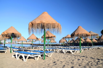 Piękna piaszczysta plaża Playa de Puerto Colon w Adeje na Teneryfie - obrazy, fototapety, plakaty