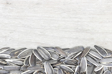 Naklejka premium Sunflower seed on wooden table
