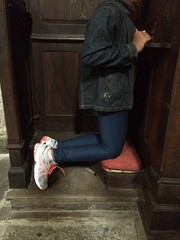 mujer en el confesionario de la catedral