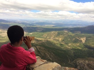 chica fotografiando el paisaje desde el mirador