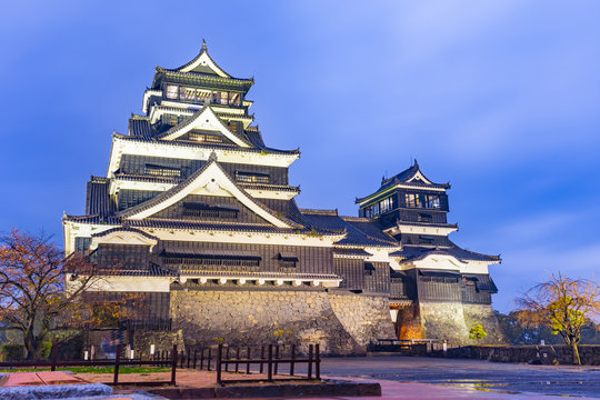 Fototapeta Kumamoto Castle at night in Chuo-ku, Japan