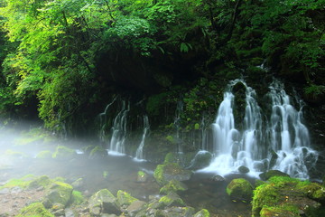 秋田県にかほ市　夏の元滝伏流水
