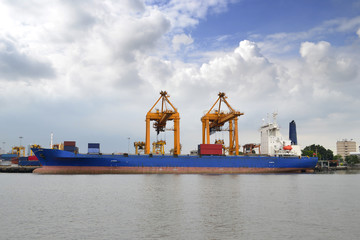 loading container at port