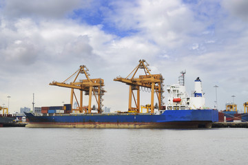 Fototapeta na wymiar loading container at port