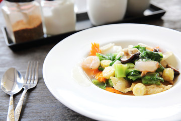 Hong kong fried noodle with seafood
