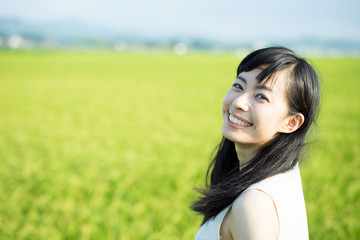 水田と女性