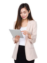 Fototapeta premium Asian businesswoman use of the tablet pc