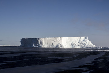 Fototapeta na wymiar Айсберг в Антарктике