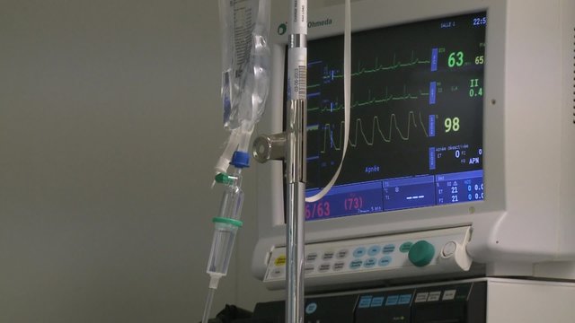 surgery in an operating room/permanent monitoring of vital function
