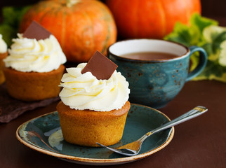 Pumpkin muffins with cream.