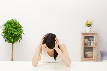 部屋で落ち込む女性