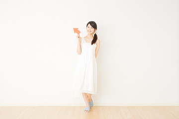 部屋で立つ女性　矢印指し