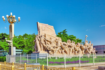 Commemorating statues of workers in struggle in the revolution o