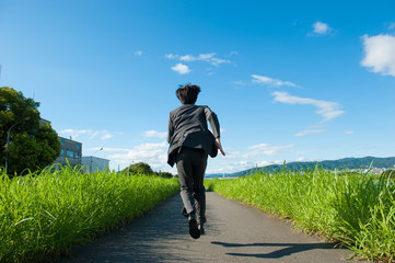 スーツで走っている男性