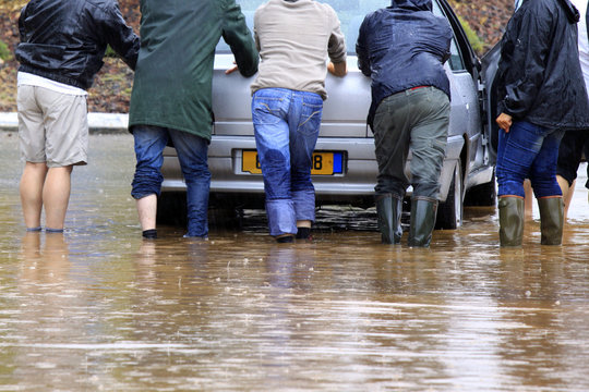 inondations voiture panne
