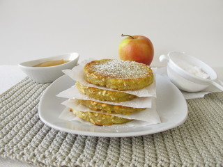 Selbst gemachte Kartoffelpuffer mit Apfelmus