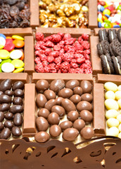 Tarta de chocolate y chucherías. 