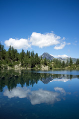 Fototapeta na wymiar Beautiful alpine lake 
