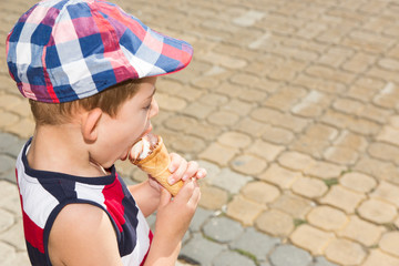 Dondurma yiyen çocuk