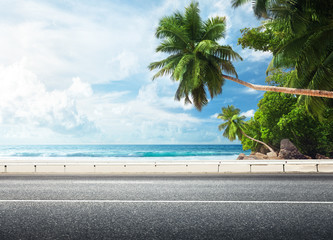 Naklejka premium road on tropical beach