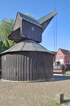 der Alte Kran im Ilmenau-Hafen,eines der Wahrzeichen von L&uuml;neburg,Niedersachsen,Deutschland