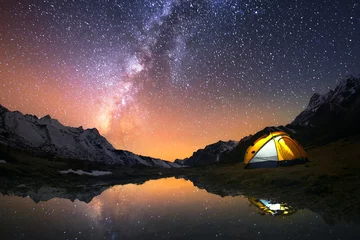 Vlies Fototapete Camping 5-Milliarden-Sterne-Hotel. Camping in den Bergen unter dem Sternenhimmel.