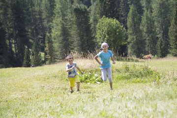 Fototapeta premium Bambini che corrono in montagna