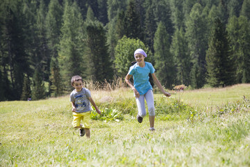 Bambini che corrono in montagna