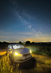 Auto unter dem Sternenhimmel